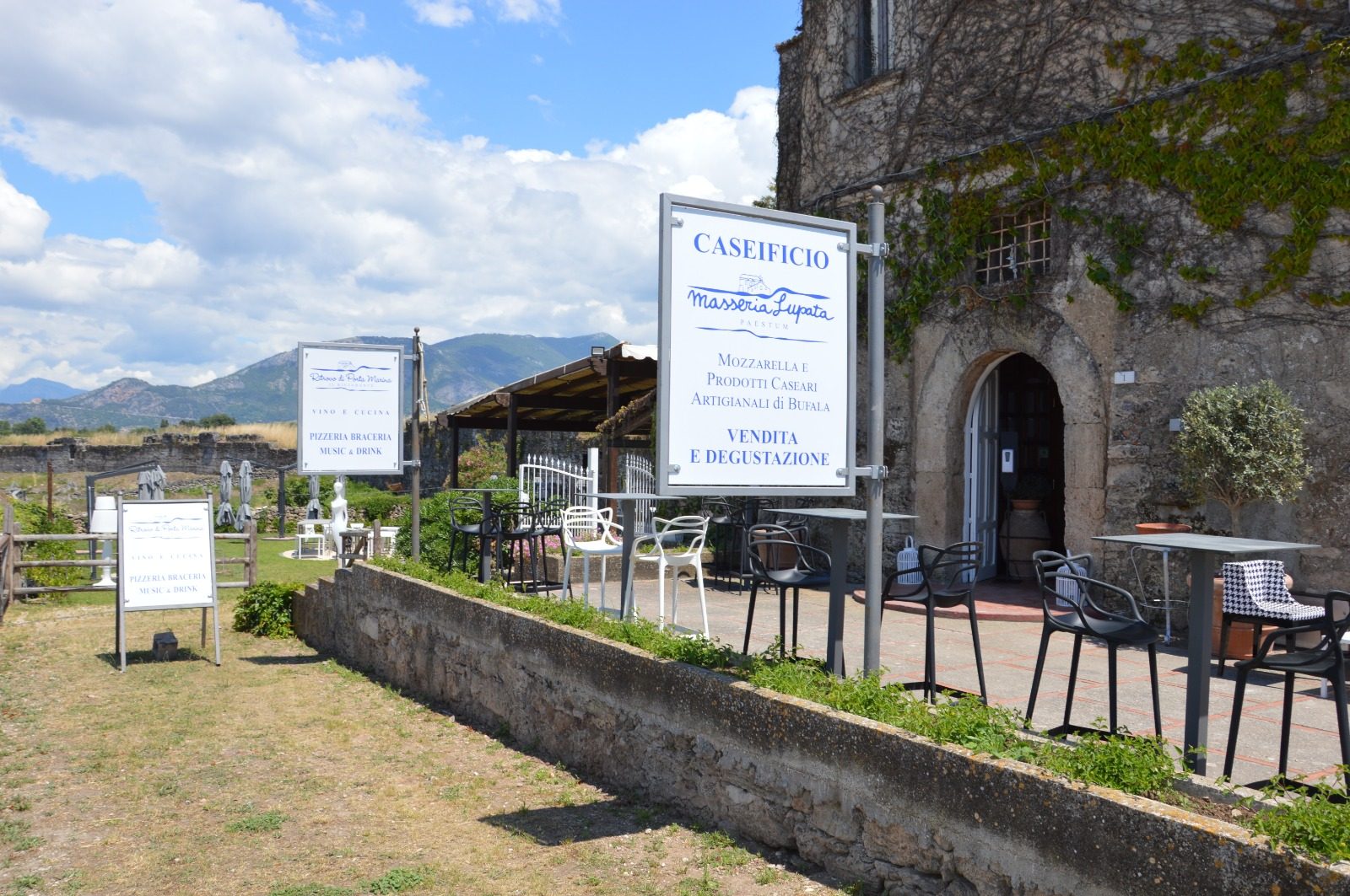 L’ingresso del caseificio a Porta Marina