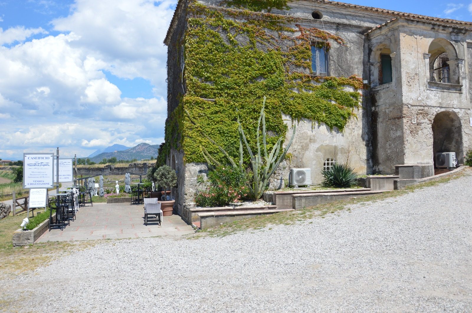 La masseria coperta d’edera a Porta Marina