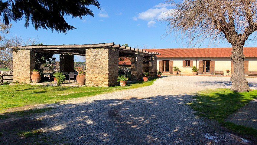 La masseria e il pergolato a Porta Marina