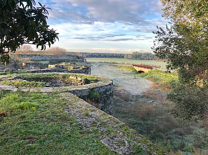 Le mura dell’antica Paestum a Porta Marina