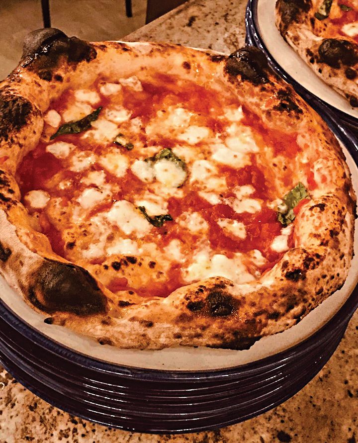 Pizza margherita con la mozzarella della masseria