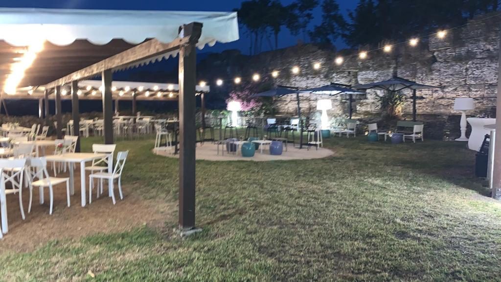 Il giardino del Ritrovo di sera, con le luci accese
