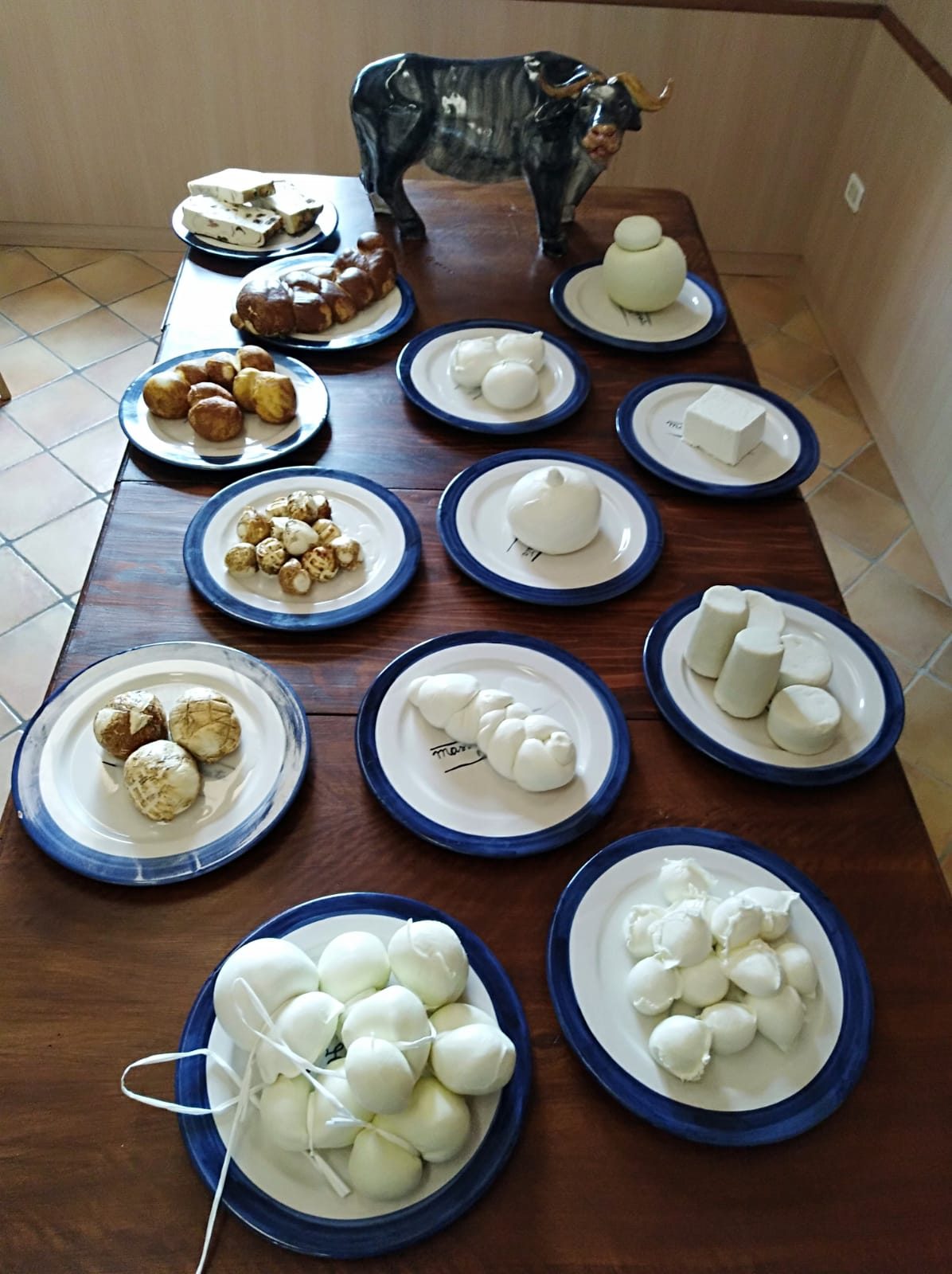 Piatti di bocconcini di bufala sulla tavola della masseria